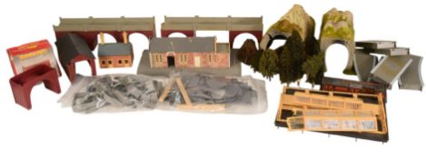 MODEL RAILWAY - COLLECTION OF OO GAUGE TRACK & ACCESSORIES