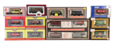 MODEL RAILWAY - ASSORTED OO GAUGE ROLLING STOCK WAGONS
