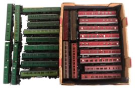 MODEL RAILWAY - COLLECTION OF OO GAUGE COACHES & CARRIAGES