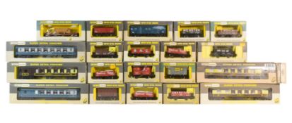 MODEL RAILWAY - COLLECTION OF OO GAUGE ROLLING STOCK WAGONS