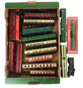MODEL RAILWAY - COLLECTION OF OO GAUGE CARRIAGES
