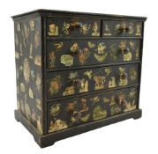 EARLY 20TH CENTURY EDWARDIAN DECOUPAGE PAPIER MACHE APPLIED APPRENTICE DESKTOP CHEST OF DRAWERS