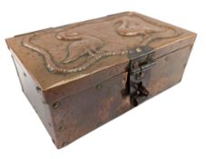 CIRCA 1900 ARTS & CRAFTS JOHN PEARSON (NEWLYN SCHOOL) COPPER BOX & COVER