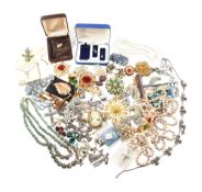 ASSORTMENT OF VINTAGE COSTUME & SILVER JEWELLERY