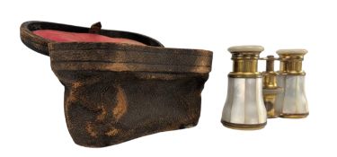 PAIR OF EARLY 20TH CENTURY FRENCH MOP OPERA GLASSES