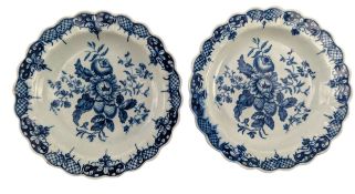 PAIR OF 18TH CENTURY CIRCA 1770 WORCESTER BLUE & WHITE SCALLOPED EDGE PINE CONE PLATES