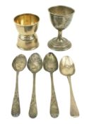 THREE GEORGE III HALLMARKED SILVER SPOONS & SILVER EGG CUPS