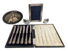 CASED GEORGE V SILVER HANDLED FRUIT KNIVES & PAIR OF SWAN SALTS