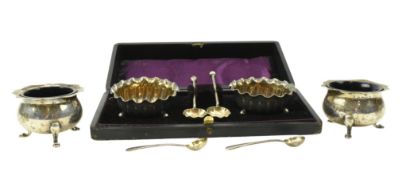 CASED VICTORIAN HALLMARKED SILVER CONDIMENT SET & PAIR OF SILVER SALTS