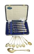 CASED ELIZABETH II HALLMARKED SILVER HANDLED DESSERT FORKS & SILVER SPOONS