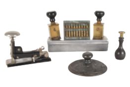SELECTION OF VINTAGE 20TH CENTURY DESKTOP CURIOS / STAPLER / ABACUS ETC