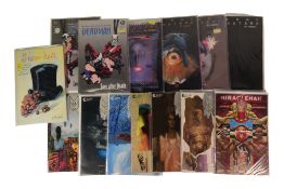 COMIC BOOKS - COLLECTION OF ASSORTED COMICS / GRAPHIC NOVELS