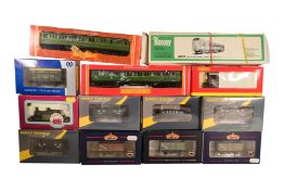 MODEL RAILWAY - COLLECTION OF OO GAUGE ROLLING STOCK