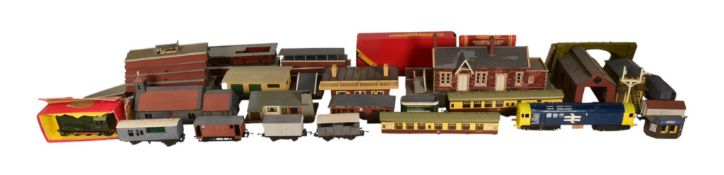 MODEL RAILWAY - COLLECTION OF OO GAUGE MODEL RAILWAY