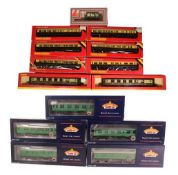 MODEL RAILWAY - COLLECTION OF OO GAUGE LOCOMOTIVE COACHES