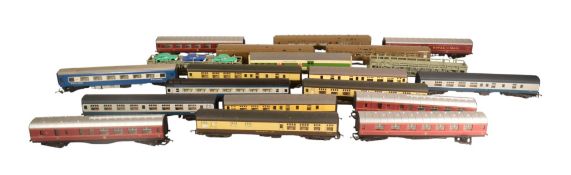 MODEL RAILWAY - COLLECTION OF OO GAUGE COACHES