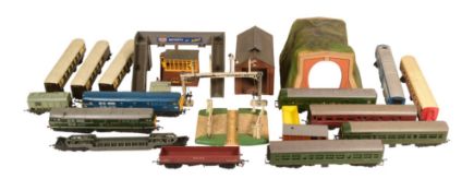 MODEL RAILWAY - COLLECTION OF OO GAUGE LOCOS & ACCESSORIES