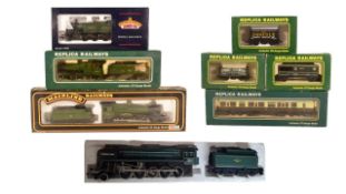 MODEL RAILWAY - COLLECTION OF OO GAUGE LOCOMOTIVES & ROLLING STOCK