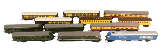 MODEL RAILWAY - COLLECTION OF OO GAUGE DIESEL LOCOS & COACHES