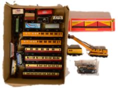 MODEL RAILWAY - COLLECTION OF OO GAUGE ROLLING STOCK