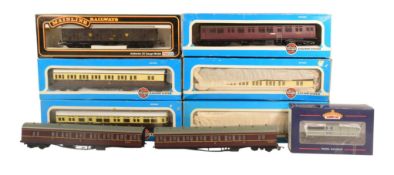 MODEL RAILWAY - COLLECTION OF OO GAUGE COACHES