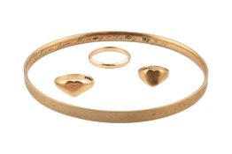 1930S BANGLE & THREE HALLMARKED GOLD RINGS
