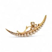 EARLY 20TH CENTURY GOLD PEARL CRESCENT SHAMROCK BROOCH PIN