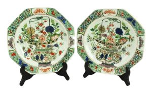PAIR OF 19TH CENTURY FAMILLE VERT CHARGERS 19世纪五彩盘一对