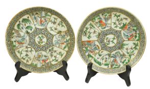 PAIR OF QING DYNASTY CIANFENG CANTON FAMILLE VERTE PORCELAIN CHARGERS