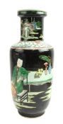 QING FAMILLE NOIRE PORCELAIN ROULEAU VASE 清 墨地五彩人物板锤瓶