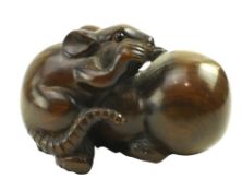 2OTH CENTURY JAPANESE WOOD NETSUKE OF A RAT ON A GOURD 日本二十世纪根付老鼠和葫芦