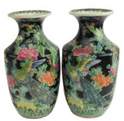 PAIR OF 20TH CENTURY JAPANESE FAMILLE NOIR ENAMELED VASES 日本黑地彩绘绘瓶一对