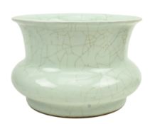 CHINESE GUAN TYPE CELADON JAR 龙泉官窑渣斗