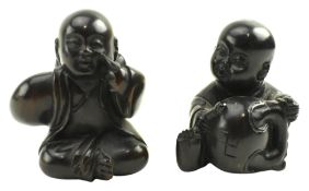 TWO 20TH CENTURY JAPANESE WOOD NETSUKE OF TWO YOUNG MONKS 日本 木根付小和尚一组