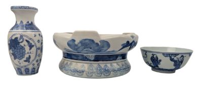 THREE 20TH CENTURY CHINESE BLUE & WHITE PORCELAIN PIECES