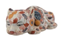 20TH CENTURY JAPANESE IMARI FIGURE OF A CAT