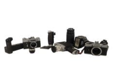 COLLECTION OF VINTAGE 20TH CENTURY CAMERAS & ACCESSORIES