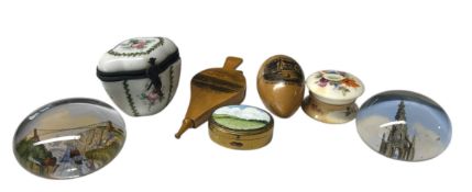 SEVEN 19TH CENTURY & LATER TRINKET ITEMS, TO INCLUDE MAUCHLINE WARE & MORE