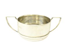 20TH CENTURY GEORGE V HALLMARKED SILVER TWIN HANDLED BOWL