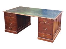 19TH CENTURY LARGE MAHOGANY TWIN PEDESTAL DESK