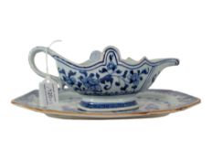 18TH CENTURY CHINESE PORCELAIN BLUE AND WHITE JUG AND DISH