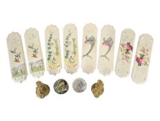 COLLECTION OF 20TH CENTURY VINTAGE FINGER PLATES AND DOOR KNOB HANDLES