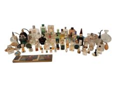 LARGE COLLECTION OF VINTAGE LATE 20TH / 21ST CENTURY PERFUME BOTTLES