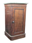 EARLY 20TH CENTURY MAHOGANY & MARBLE BEDSIDE / POT CUPBOAR