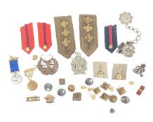 COLLECTION OF BRITISH MILITARY CAP BADGES & UNIFORM BUTTONS