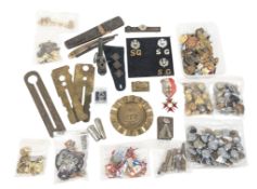COLLECTION OF ASSORTED MILITARY CAP BADGES & BUTTONS