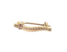 CATERPILLAR CLUB - 18CT GOLD CATERPILLAR CLUB PIN BADGE