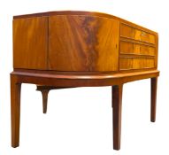 RETRO 1970S AMERICAN WALNUT SIDEBOARD CREDENZA