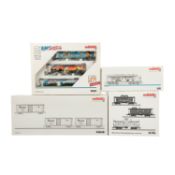 MÄRKLIN 4-tlg Konvolut aus US-Lok und 3 US-Wagensets, Spur H0,