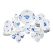 ROYAL COPENHAGEN Kaffeeservice f. 12 Personen 'Blaue Blume glatt', 20. Jh.